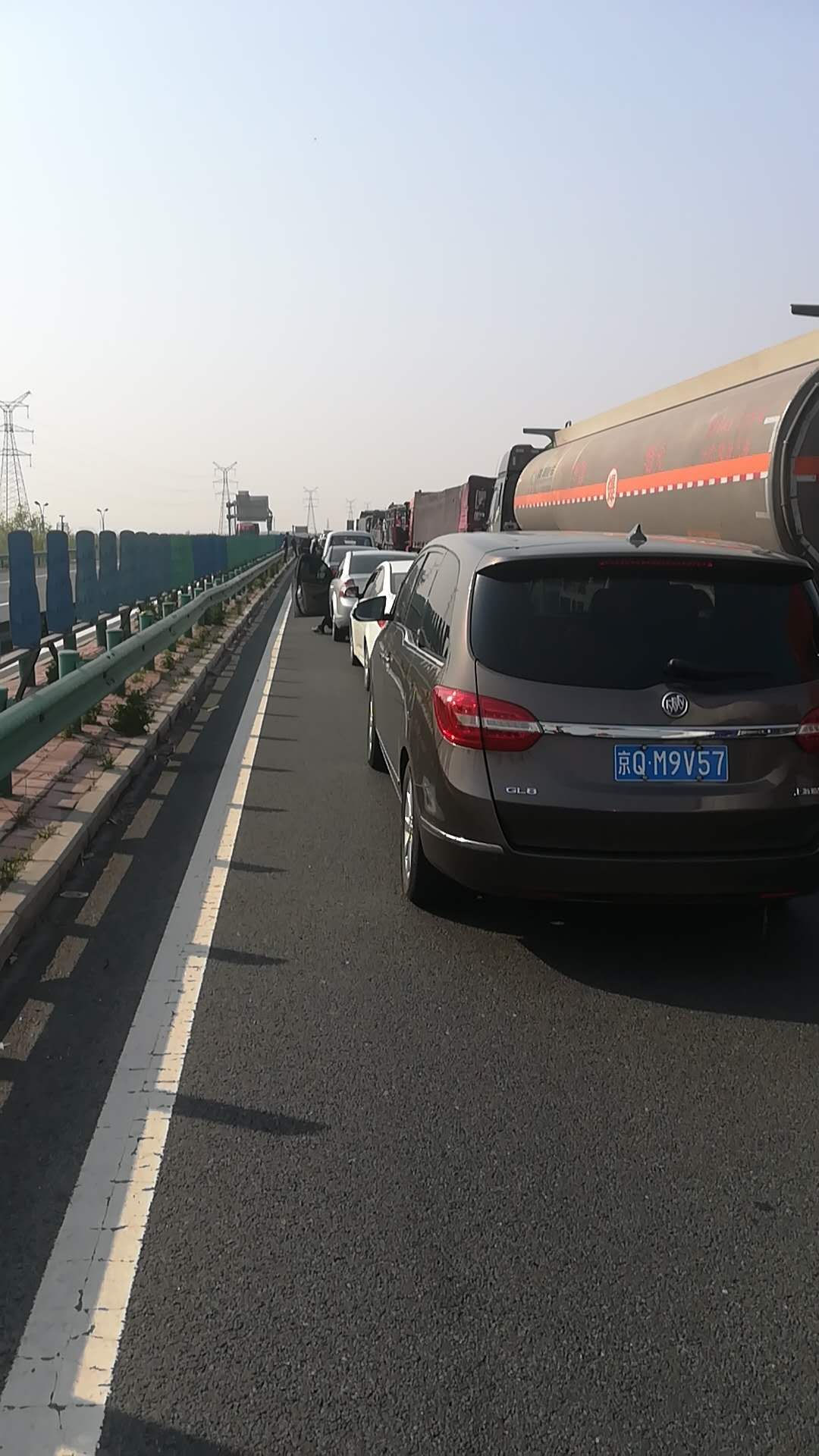 荣乌高速路况实时查询:堵车缓行,g18堵成这样了,疏导下吧,都等1个.