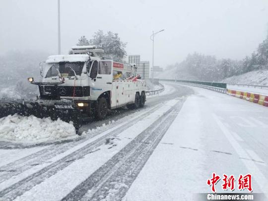 大雪突袭浙江金华高速铁路交通压力陡增